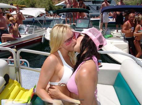 Bisexual girls daisy chain on a golf green before making out on a boat 75489216