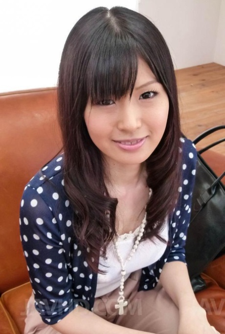 Japanese girl Nozomi Koizumi gets some assistance while masturbating 25325978