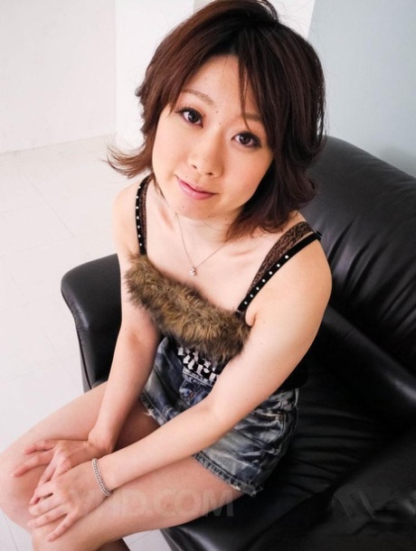 Japanese woman Rio Kagawa masturbates while her pussy and asshole are invaded 42120475