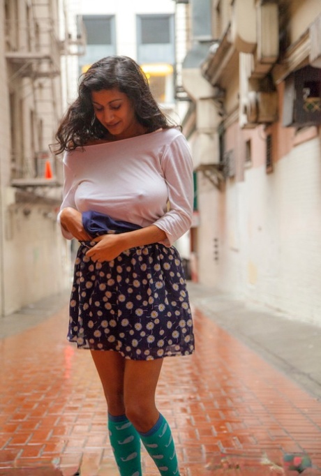 India amateur Carla White unveils her big natural tits in an alley by the mall 28214188