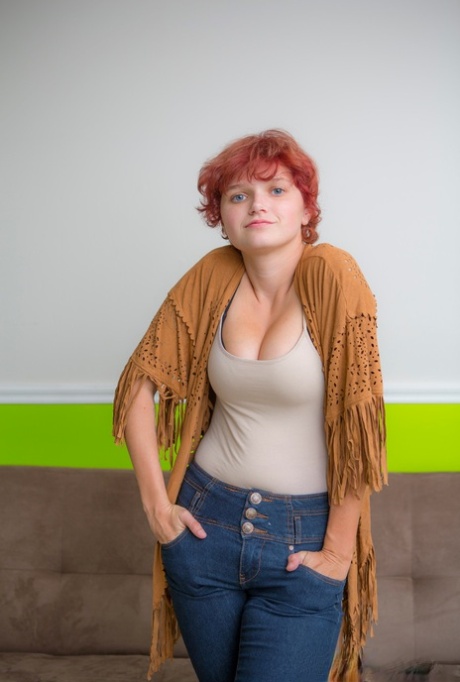 Redheaded amateur Naomi Cord pulls off her jeans and bra to spread wide 31003296