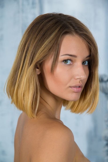 Teen model Veronica has a cute face on her while posing nude 91055237