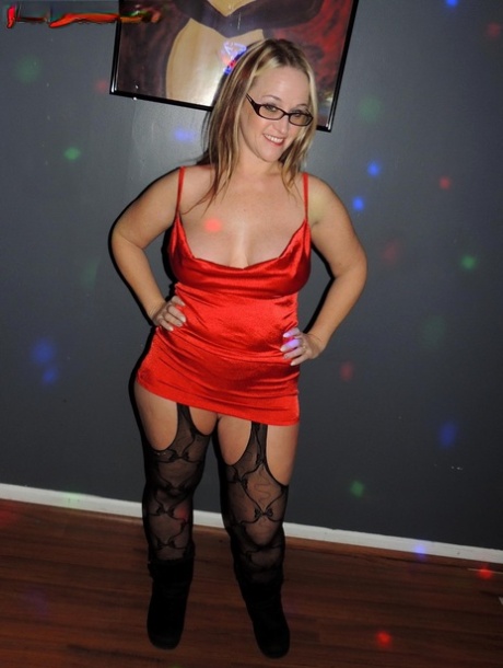 Thick amateur Dee Siren takes off her glasses before showing her big tits 52544392