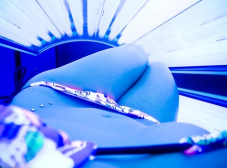 Amateur girl Nikki Sims takes teasing self shots on a suntanning bed 12217983
