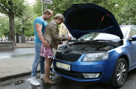 Horny mature woman enjoys a hunky mechanic's big cock when her car breaks down 21094183