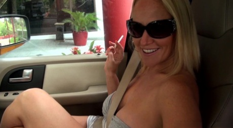 Blonde chick Dee Siren sucks on a big black cock before being banged 34416668