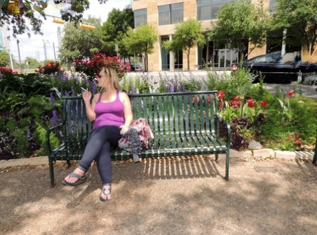 Amateur BBW Dee Siren pees by the road before masturbating and being fisted 38365210