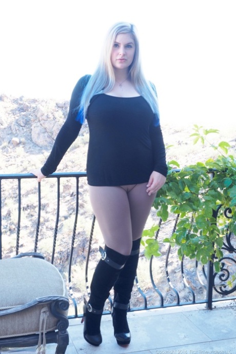 Chubby blonde amateur sticks a massive dildo up her horny vagina 33971535