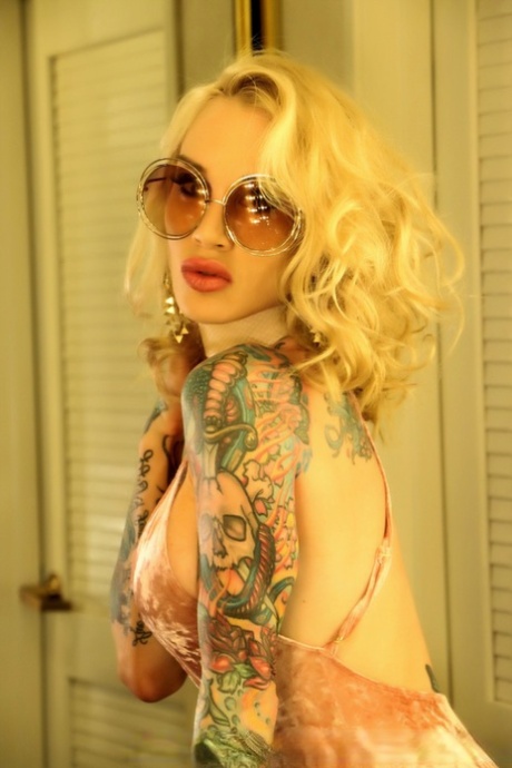 Tattooed blonde Sarah Jessie masturbates on a bathroom counter in spectacles 12542316