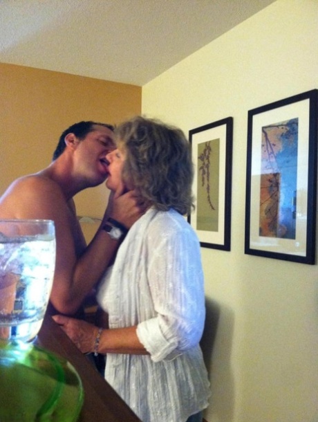 Horny granny BustyBliss oils up floppy tits & spreads pussy for hotel boy toy 39226934