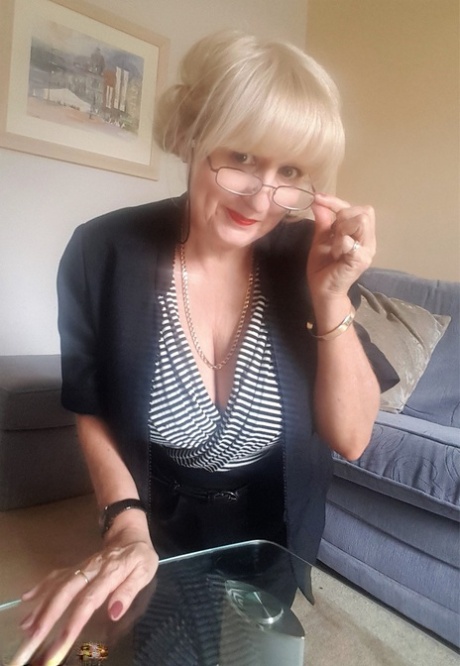 Beautiful mature Lorna Blu exposes great big boobs for hot titjob with cumshot 26860950