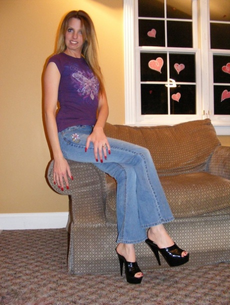 Slender amateur Kiss Alissa doffs a T-shirt and jeans to pose in the nude 28617676