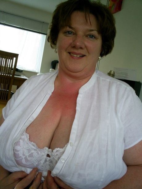 Fat amateur uncups her huge breasts as she steps inside to change clothes 39505148