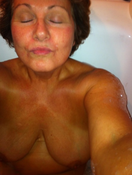 Mature amateur bathes and blows a dick before a close-up of her cunt 79942323