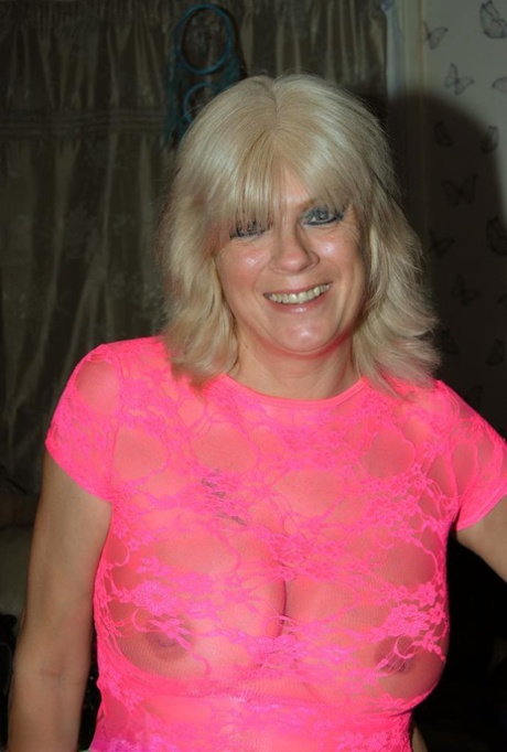 30 plus blonde Dimonty lets her all-natural tits go free during candid action 92891237