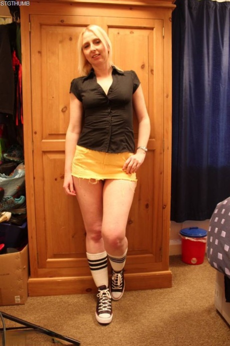 Middle-aged British amateur Tracey Lain has hardcore sex in socks and sneakers 94758815