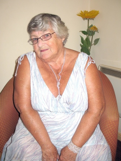 Old British woman Grandma Libby puts her obese body on display 70567064