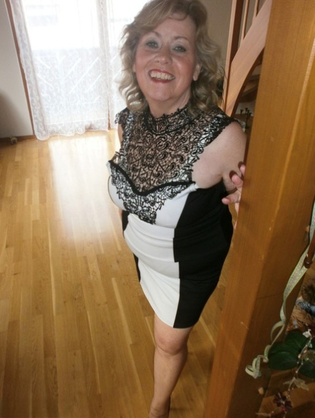 Mature amateur Caro exposes her beaver in back seam nylons 49586178