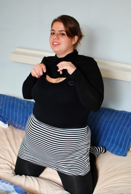 Teenage BBW reveals her big tits and nipples in her solo masturbation scene 50143425