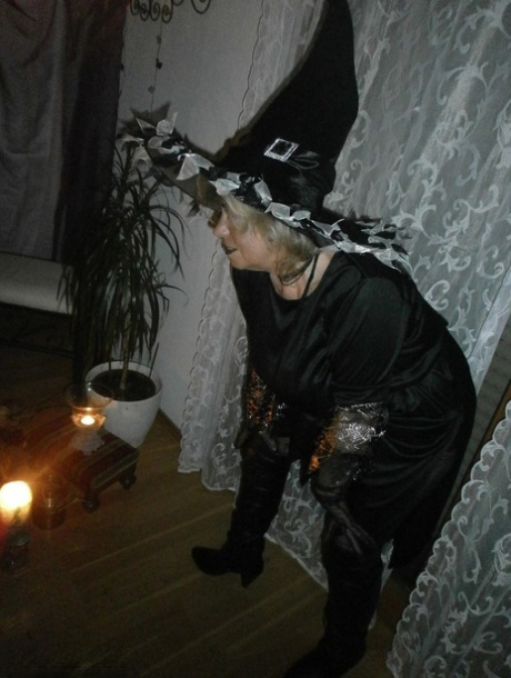 Slutty mature witch Caro looks super sexy in her black boots and pantyhose 89539399