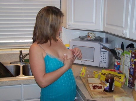 Amateur girl Toni Fay socks off a cock after making a jelly sandwich 21546338