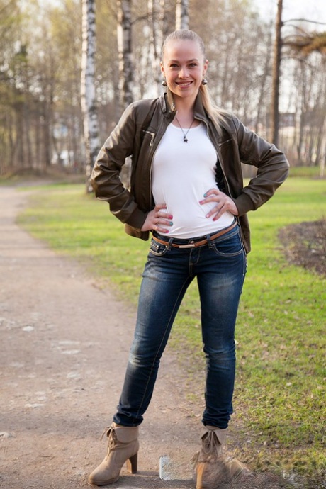 Cute college girl Hanna has her first gangbang experience with guy friends 41194923