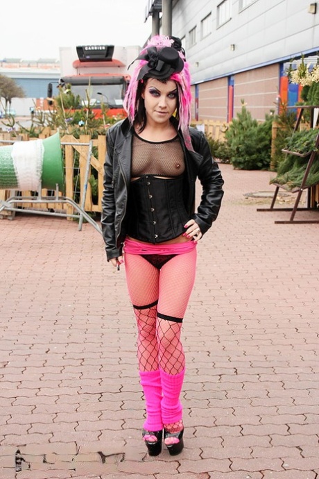 Alternative girl Wendy Moon has sex in a van in a public parking lot 98190621