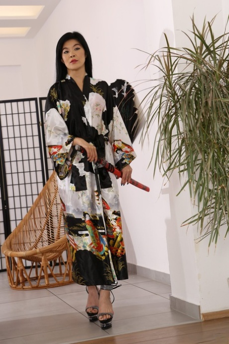 Tattooed Asian chick Akasha Coliun plays with her pussy until the piss flows 61175621