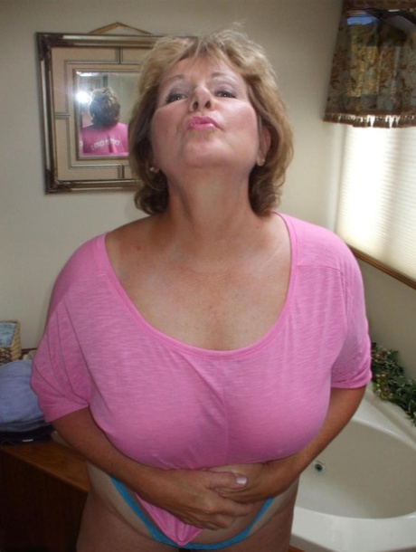 Mature plumper Busty Bliss exposes her large tits in lace underwear 67812278