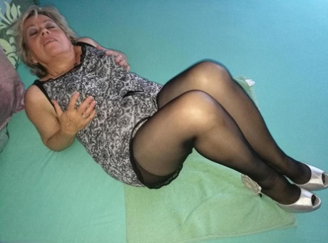 Granny first timer dildos her pussy after removing cotton underwear 87928250