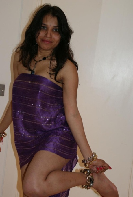 Indian MILF Kavya Sharma crosses her bare legs during a non-nude gig 68752776