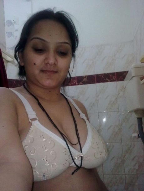 Indian plumper takes off her brassiere in a safe for work manner 99525664
