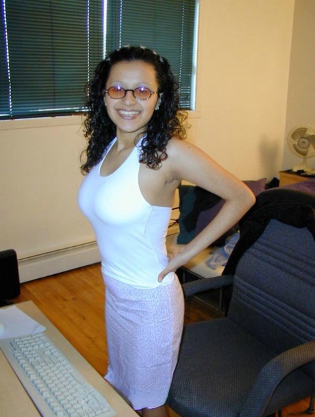 Latina first timer keeps her glasses on while masturbating in office chair 32391369