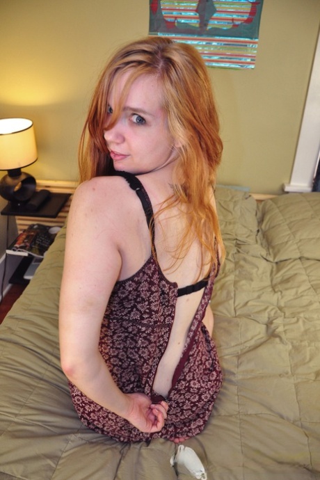 Natural redhead Paige rubs her meaty labia lips during her nude premiere 58495888