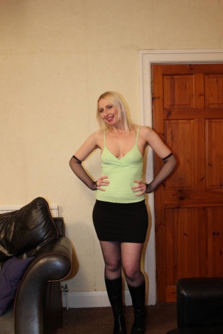 Blonde amateur Tracey Lain gets butt fucked in stockings and leather boots 64471592