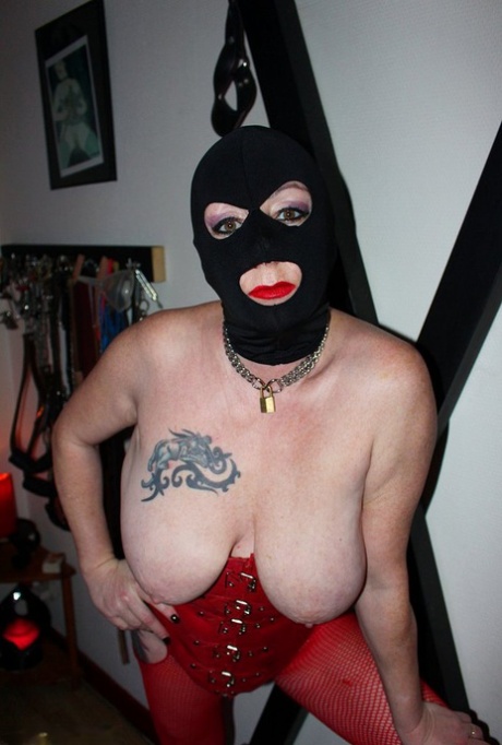 Mature woman Mary Bitch dildos her bush and asshole while wearing a ski mask 28375822