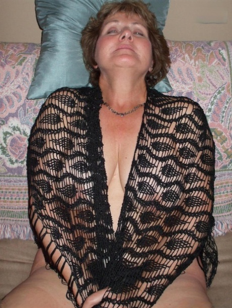 Aged woman Busty Bliss uncovers her boobs prior to a POV cock pleasing session 79566325