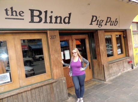 Thick amateur Dee Siren flashes in public before fisting her horny cunt 27258570