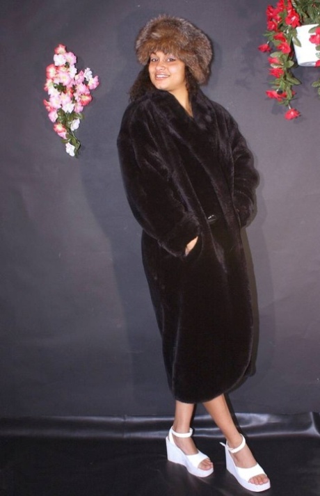 Indian MILF removes a winter coat to go nude in a thick hat 99483121