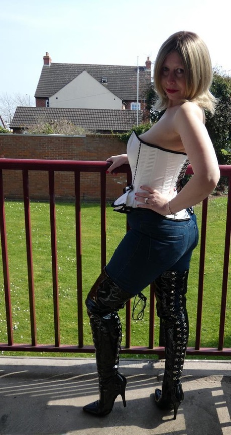 Amateur woman Posh Sophia parts her pussy in a corset and thigh high boots 39049095