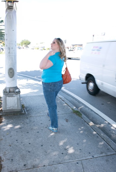 BBW Reyna Mae gets picked up off a street before licking a dick and disrobing 21397539