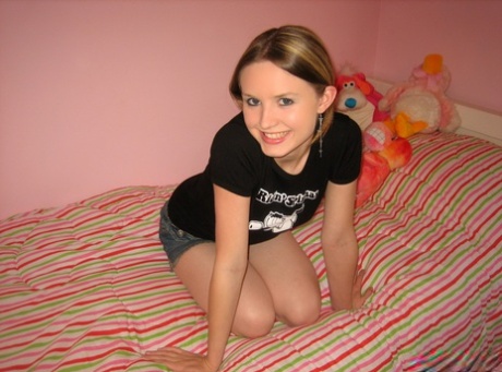 Young amateur gets totally naked on a bed before fingering her twat 90060151
