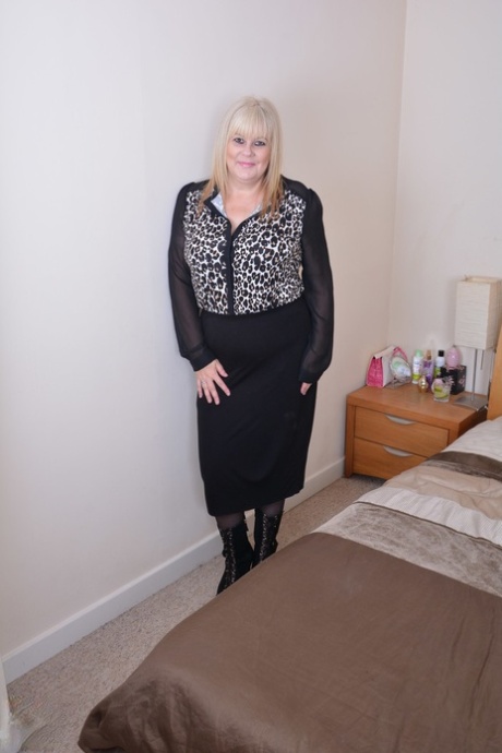 Chubby UK housewife blows a kiss while masturbating with a vibrator 33036579