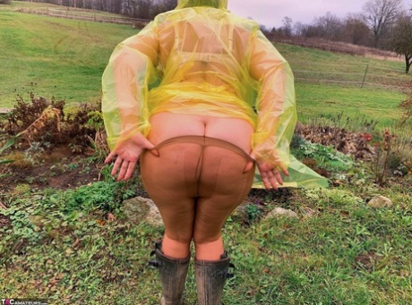 Overweight amateur Sweet Susi shows her naked body while wearing rubber boots 18758882