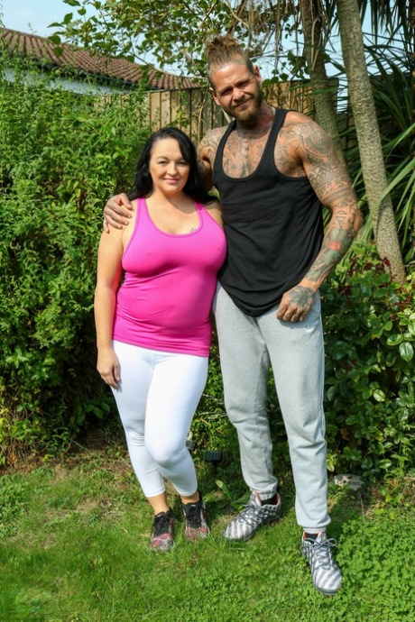 Mature BBW has sexual relations with a hunky tattooed man 28041200