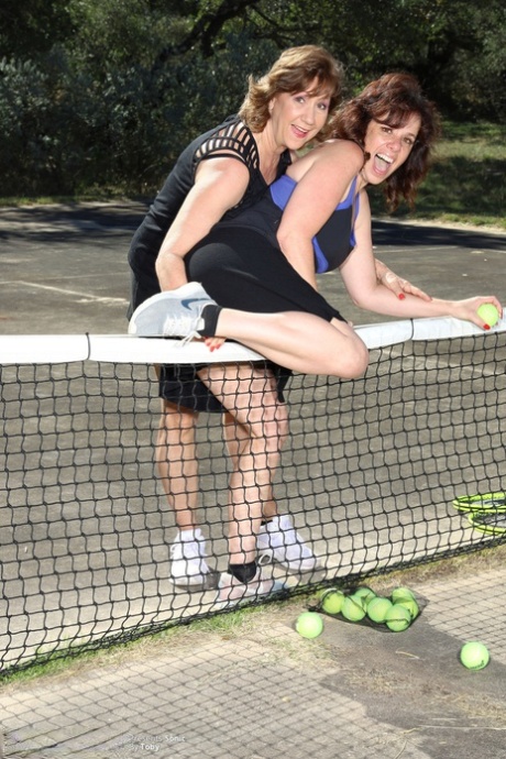 Over 30 women Sonic and Lynn have lesbian sex on a tennis court 28921963