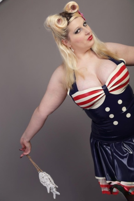 Thick blonde Darkwing Zero exposes her nylon tops during upskirt action 39693394