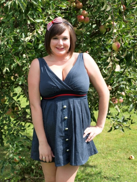 Fat amateur Roxy shows her bare legs in a short dress in the backyard 92971618