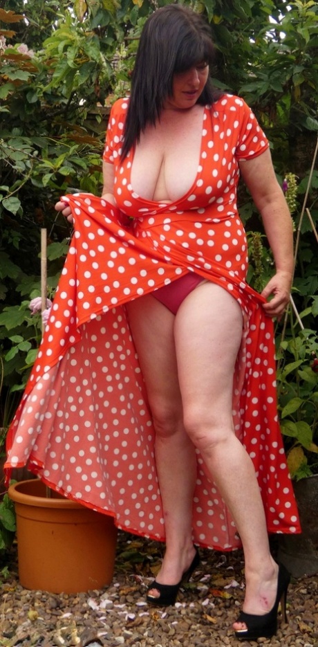 UK amateur Juicey Janey exposes herself while tending to her garden plants 35789408