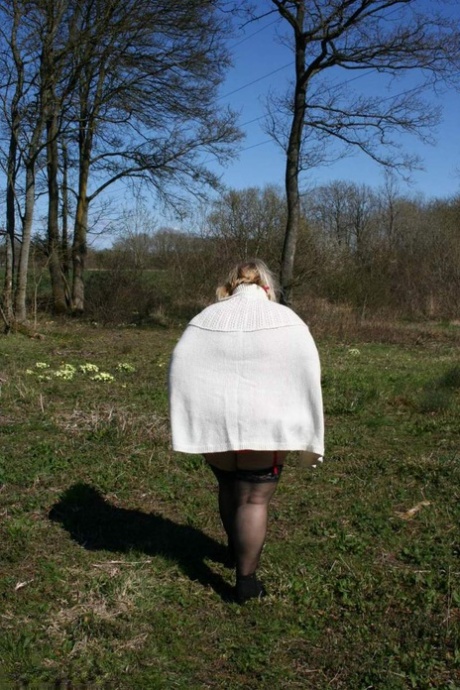 Obese UK blonde Lexie Cummings exposes her tits and huge ass in a field 75166857